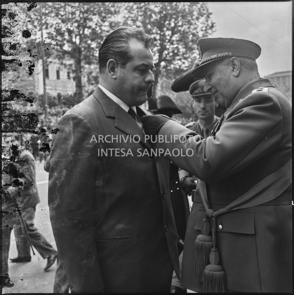 Premiazione di un uomo da parte di un capo dell'esercito italiano in occasione della festa per la proclamazione della Repubblica a Milano<br>215727