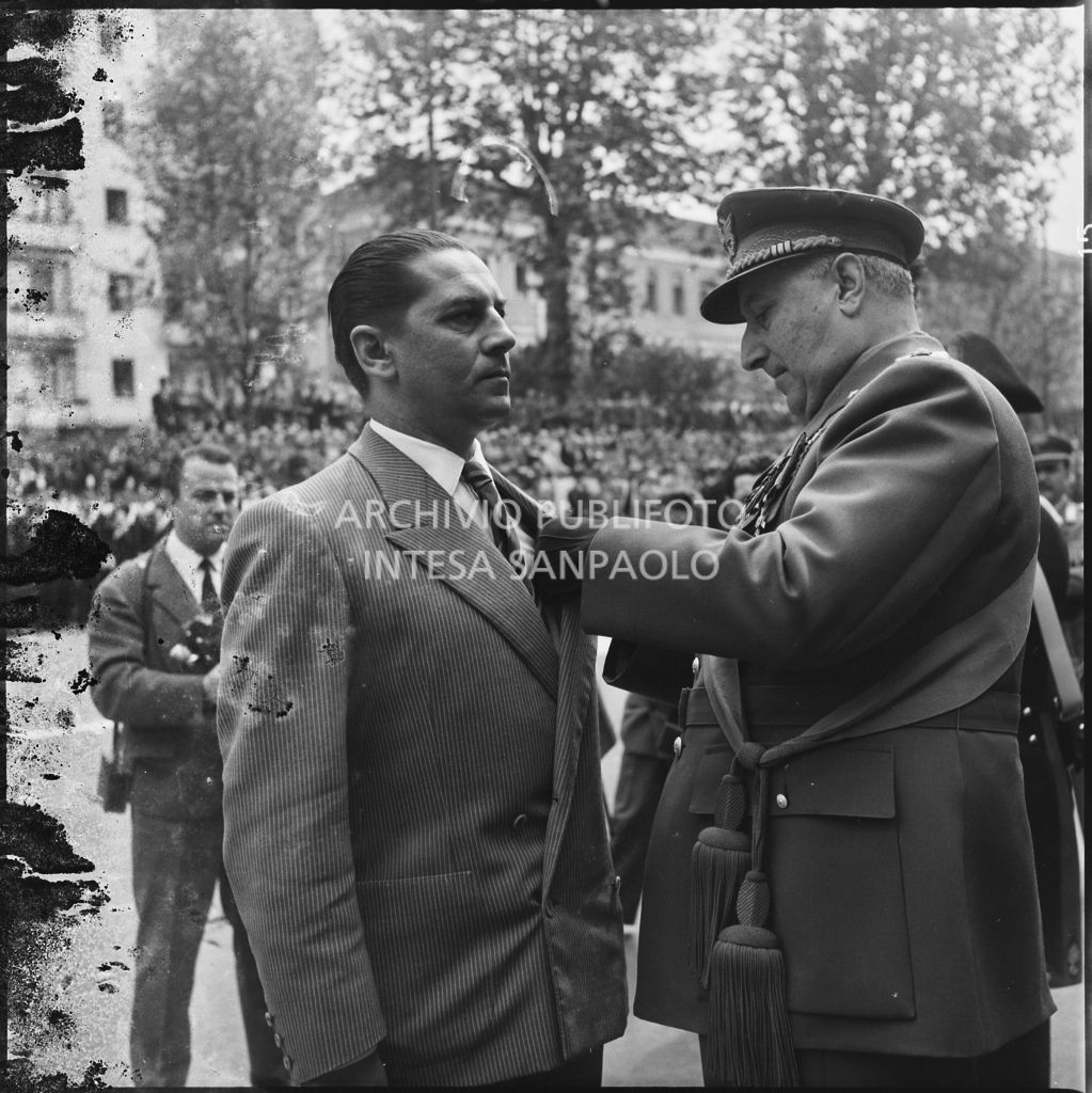 Premiazione di un uomo da parte di un capo dell'esercito italiano in occasione della festa per la proclamazione della Repubblica a Milano<br>215728