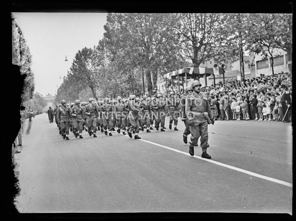 Sfilata dell'esercito italiano lungo corso Sempione a Milano, gremito di gente, in occasione della festa per la proclamazione della Repubblica<br>215729