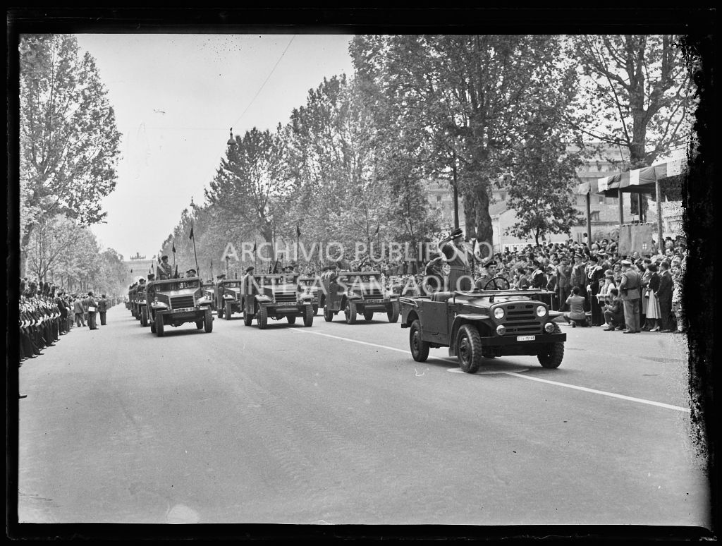 Sfilata dell'esercito italiano lungo corso Sempione a Milano, gremito di gente, in occasione della festa per la proclamazione della Repubblica<br>215730