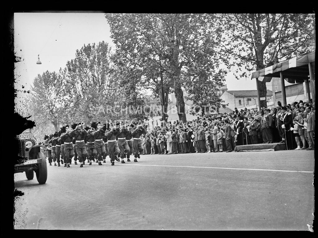 Sfilata del Corpo dei Bersaglieri dell'esercito italiano lungo corso Sempione a Milano, gremito di gente, in occasione della festa per la proclamazione della Repubblica<br>215731