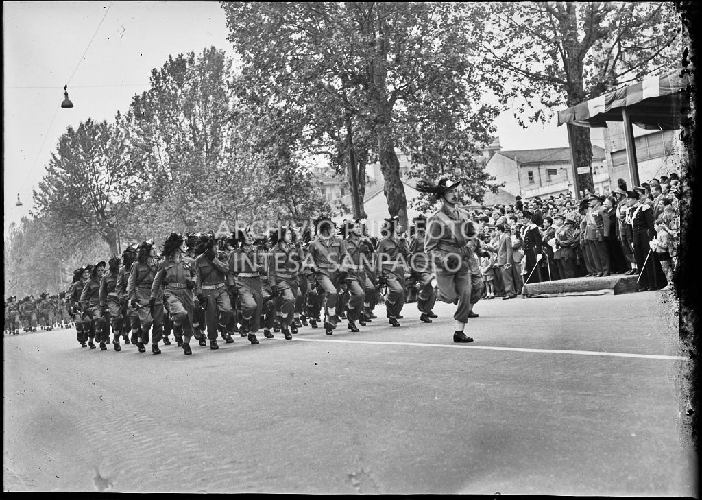 Sfilata del Corpo dei Bersaglieri dell'esercito italiano lungo corso Sempione a Milano, gremito di gente, in occasione della festa per la proclamazione della Repubblica<br>215732