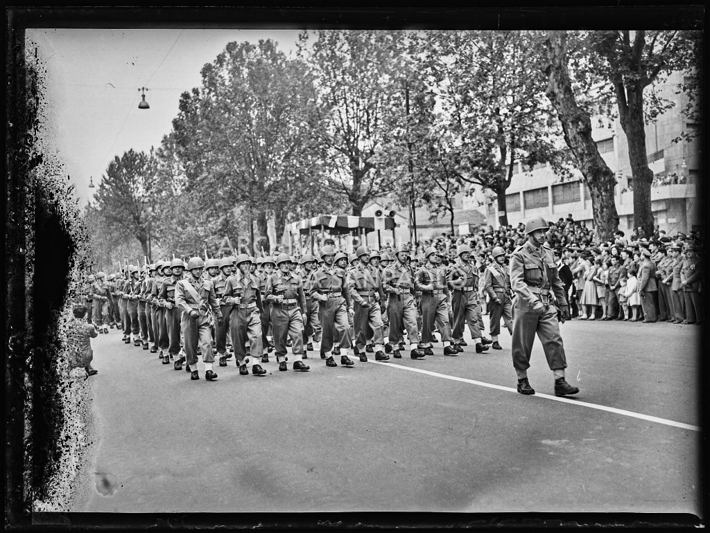 Sfilata dell'esercito italiano lungo corso Sempione a Milano, gremito di gente, in occasione della festa per la proclamazione della Repubblica<br>215733