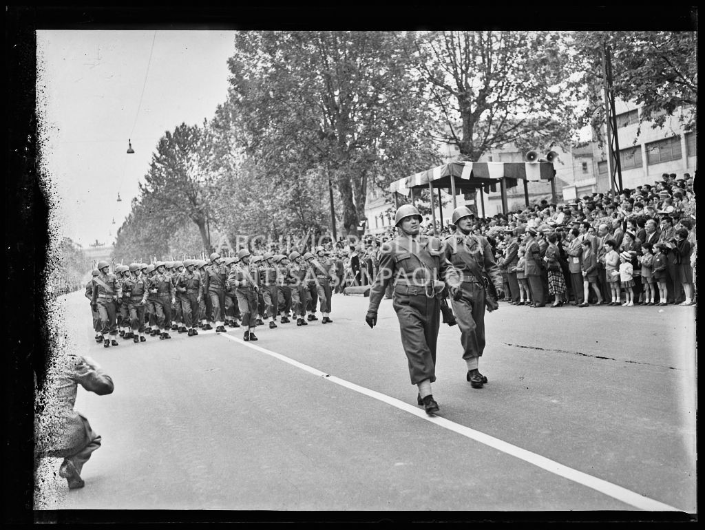 Sfilata dell'esercito italiano lungo corso Sempione a Milano, gremito di gente, in occasione della festa per la proclamazione della Repubblica<br>215734