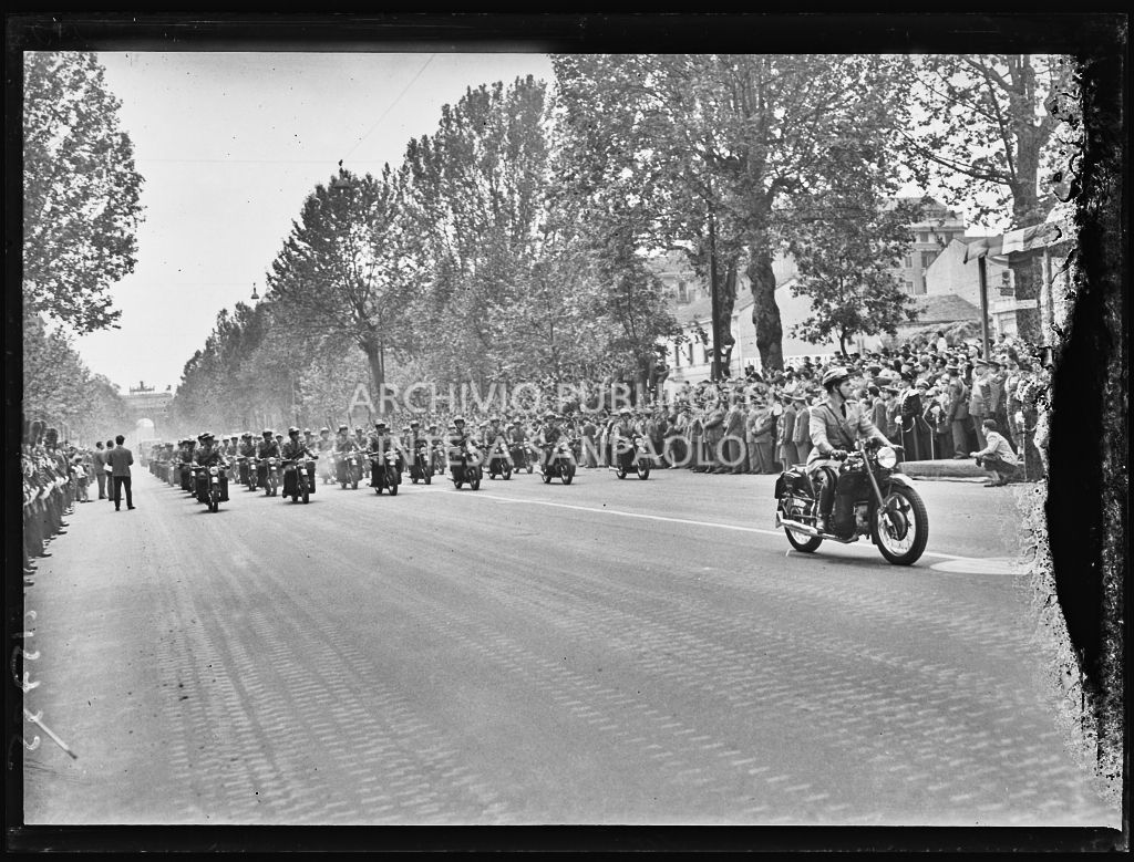 Sfilata dell'esercito italiano in motocicletta lungo corso Sempione a Milano, gremito di gente, in occasione della festa per la proclamazione della Repubblica<br>215735