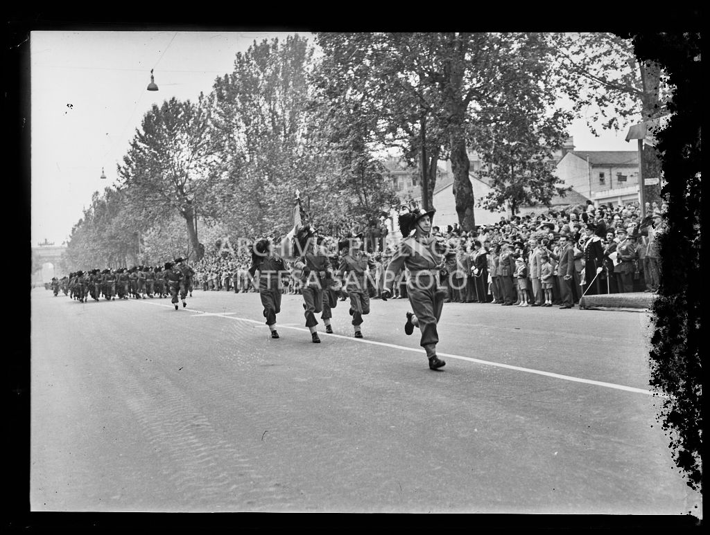 Sfilata del Corpo dei Bersaglieri dell'esercito italiano lungo corso Sempione a Milano, gremito di gente, in occasione della festa per la proclamazione della Repubblica<br>215736