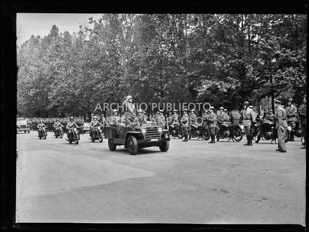 Sfilata dell'esercito italiano nel parco Sempione a Milano in occasione della festa per la proclamazione della Repubblica<br>215737