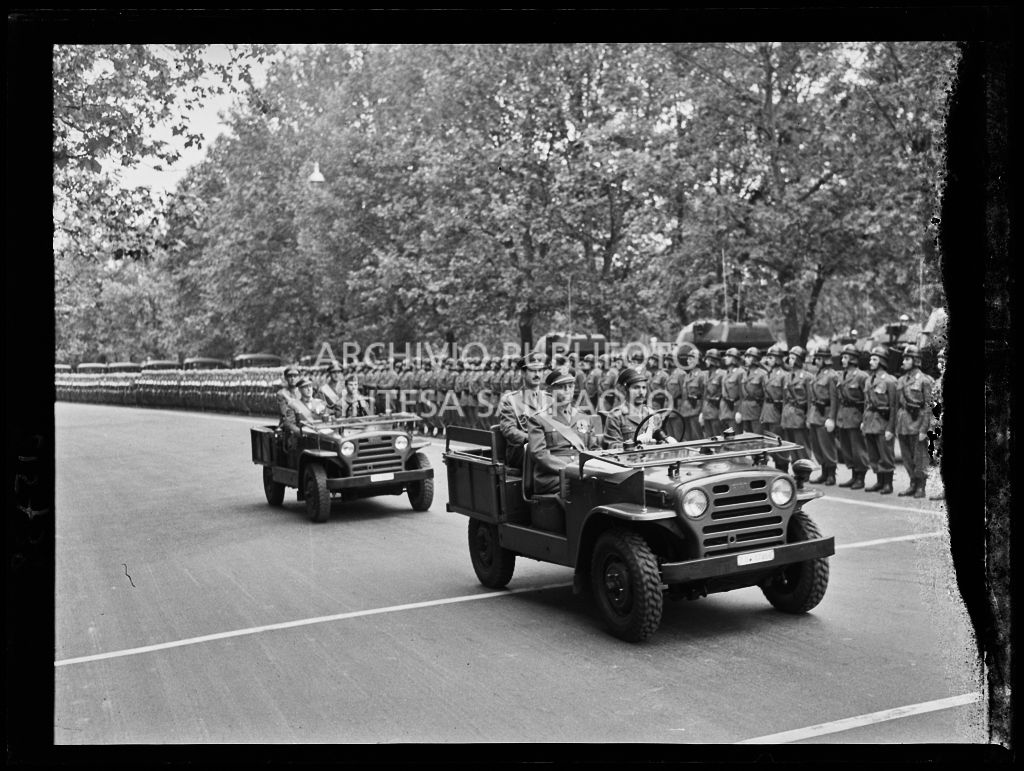 Sfilata dell'esercito italiano nel parco Sempione a Milano in occasione della festa per la proclamazione della Repubblica<br>215738