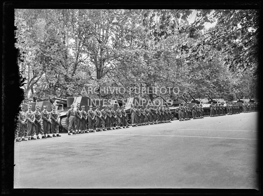 L'esercito italiano e alcuni carri armati schierati nel parco Sempione a Milano in occasione della festa per la proclamazione della Repubblica<br>215739