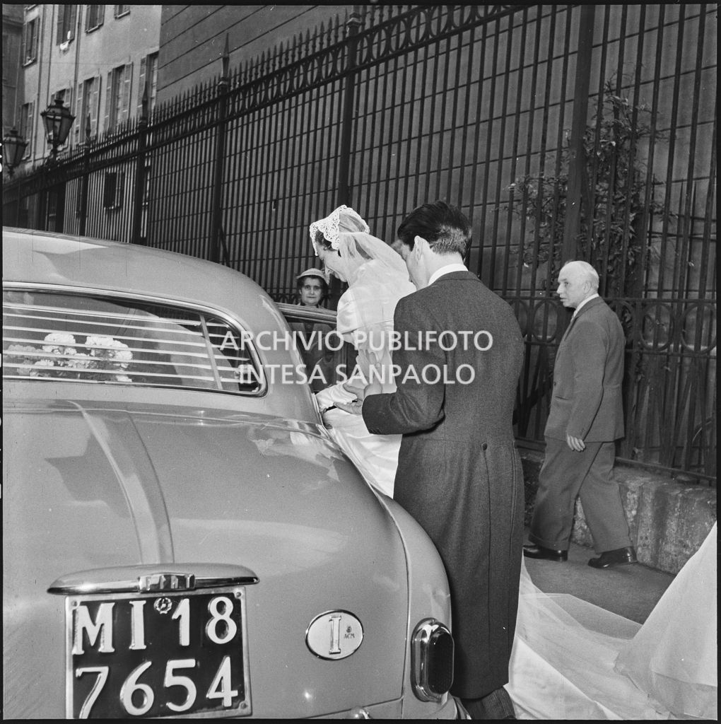 Il dott. Trugenberger e la moglie salgono a bordo di un'automobile al termine della cerimonia nuziale<br>215740