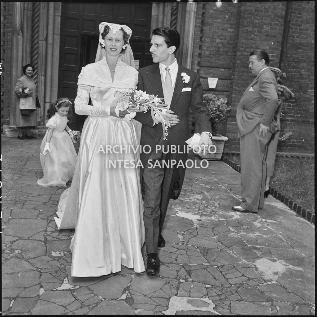 Il dott. Trugenberger e la sua sposa sul sagrato della chiesa di San Gottardo in Corte a Milano al termine della cerimonia nuziale<br>215741