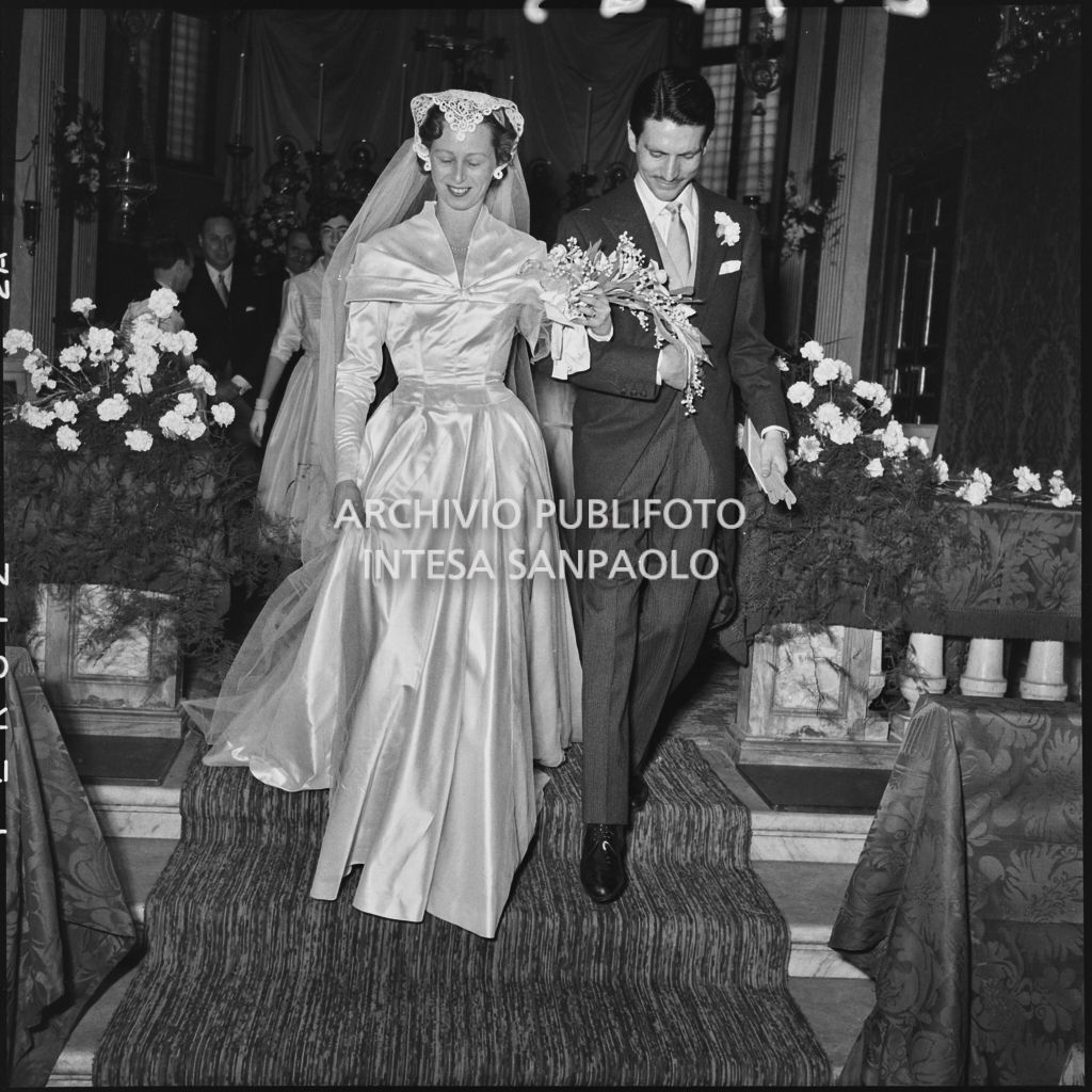 Il dott. Trugenberger e la sua sposa percorrono la navata centrale della chiesa di San Gottardo in Corte a Milano<br>215743