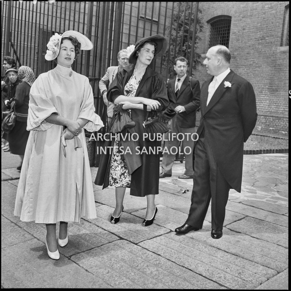 Alcuni invitati al matrimonio del dott. Trugenberger sul sagrato della chiesa di San Gottardo in Corte a Milano<br>215745