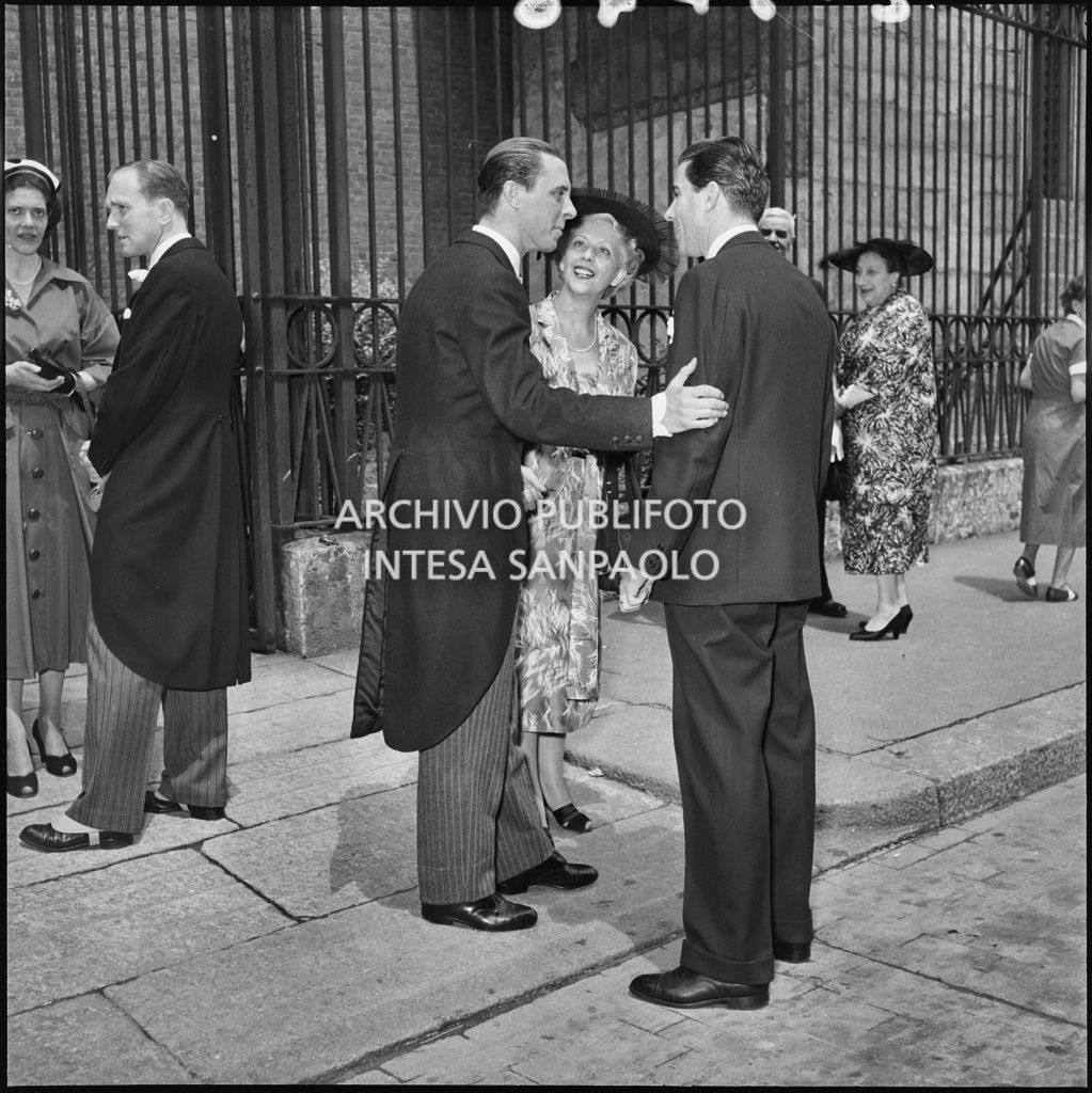 Alcuni invitati al matrimonio del dott. Trugenberger sul sagrato della chiesa di San Gottardo in Corte a Milano<br>215746