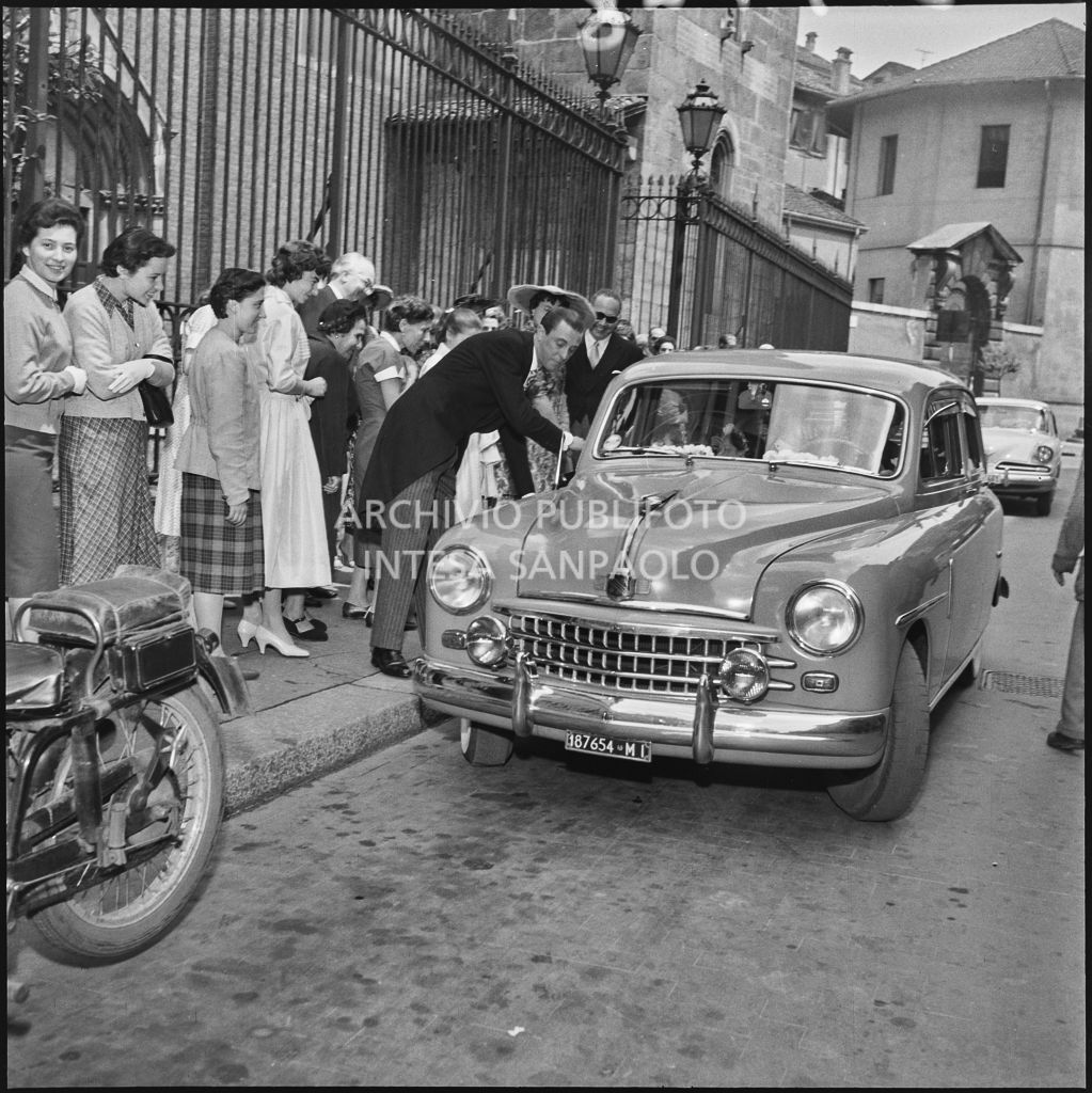 L'arrivo a bordo di un'automobile della sposa del dott. Trugenberger per il matrimonio celebratosi nella chiesa di San Gottardo in Corte a Milano<br>215748
