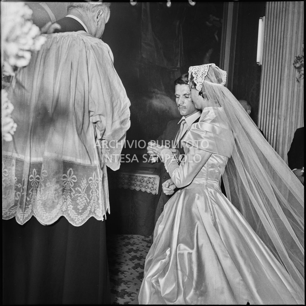 Il dott. Trugenberger e la sua sposa si scambiano l'anello nuziale durante la celebrazione del matrimonio nella chiesa di San Gottardo in Corte a Milano<br>215752