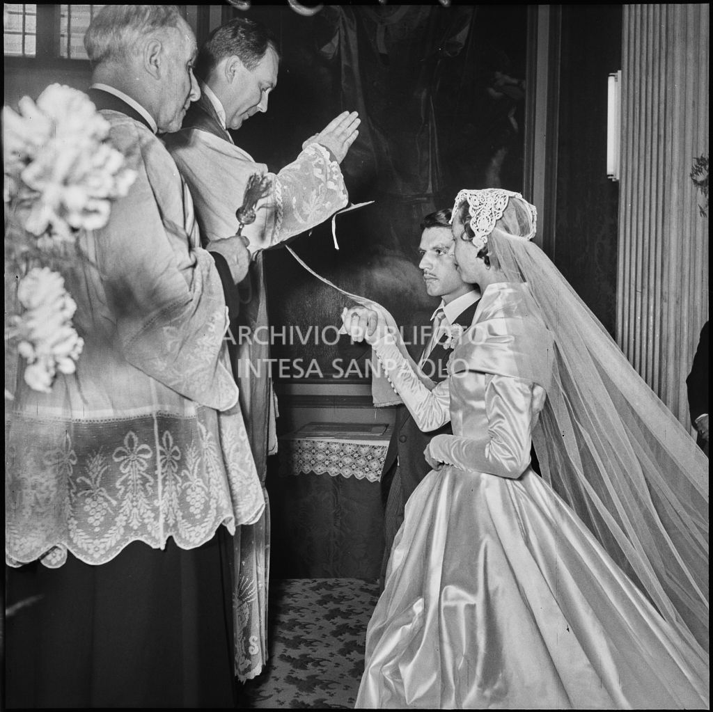 La benedizione degli sposi durante la celebrazione del matrimonio del dott. Trugenberger nella chiesa di San Gottardo in Corte a Milano<br>215753