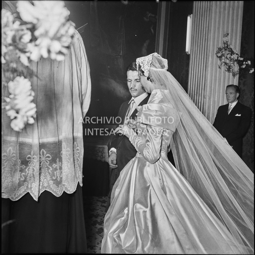 Il dott. Trugenberger e la sua sposa si scambiano l'anello nuziale durante la celebrazione del matrimonio nella chiesa di San Gottardo in Corte a Milano<br>215754
