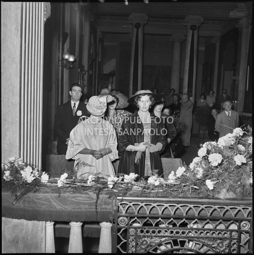 Alcuni invitati al matrimonio del dott. Trugenberger nella chiesa di San Gottardo in Corte a Milano<br>215758