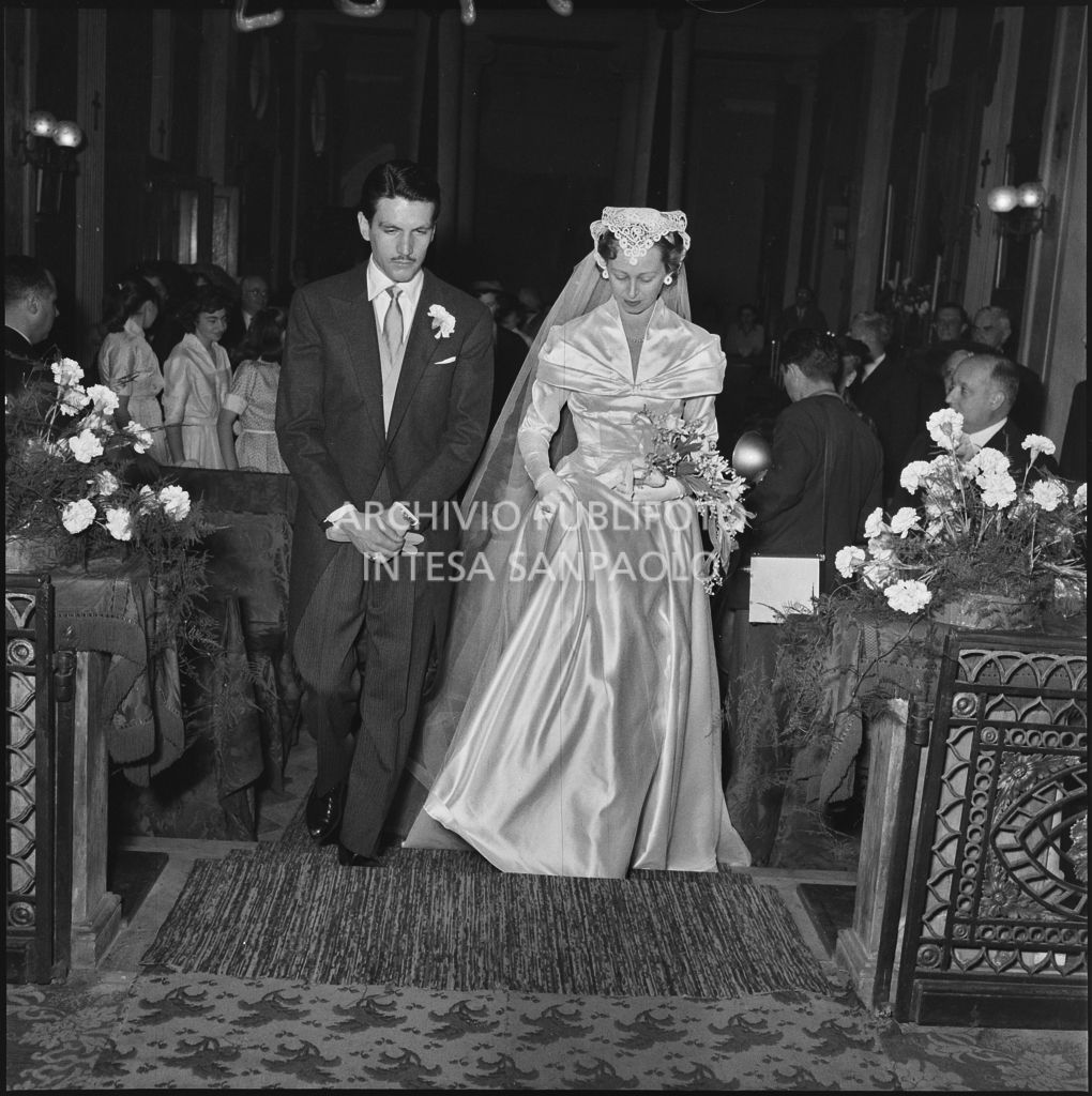 Il dott. Trugenberger e la sua sposa percorrono la navata verso l'altare della chiesa di San Gottardo in Corte a Milano<br>215759