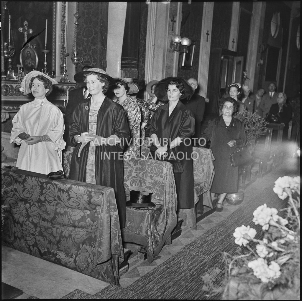 Alcuni invitati al matrimonio del dott. Trugenberger nella chiesa di San Gottardo in Corte a Milano<br>215761