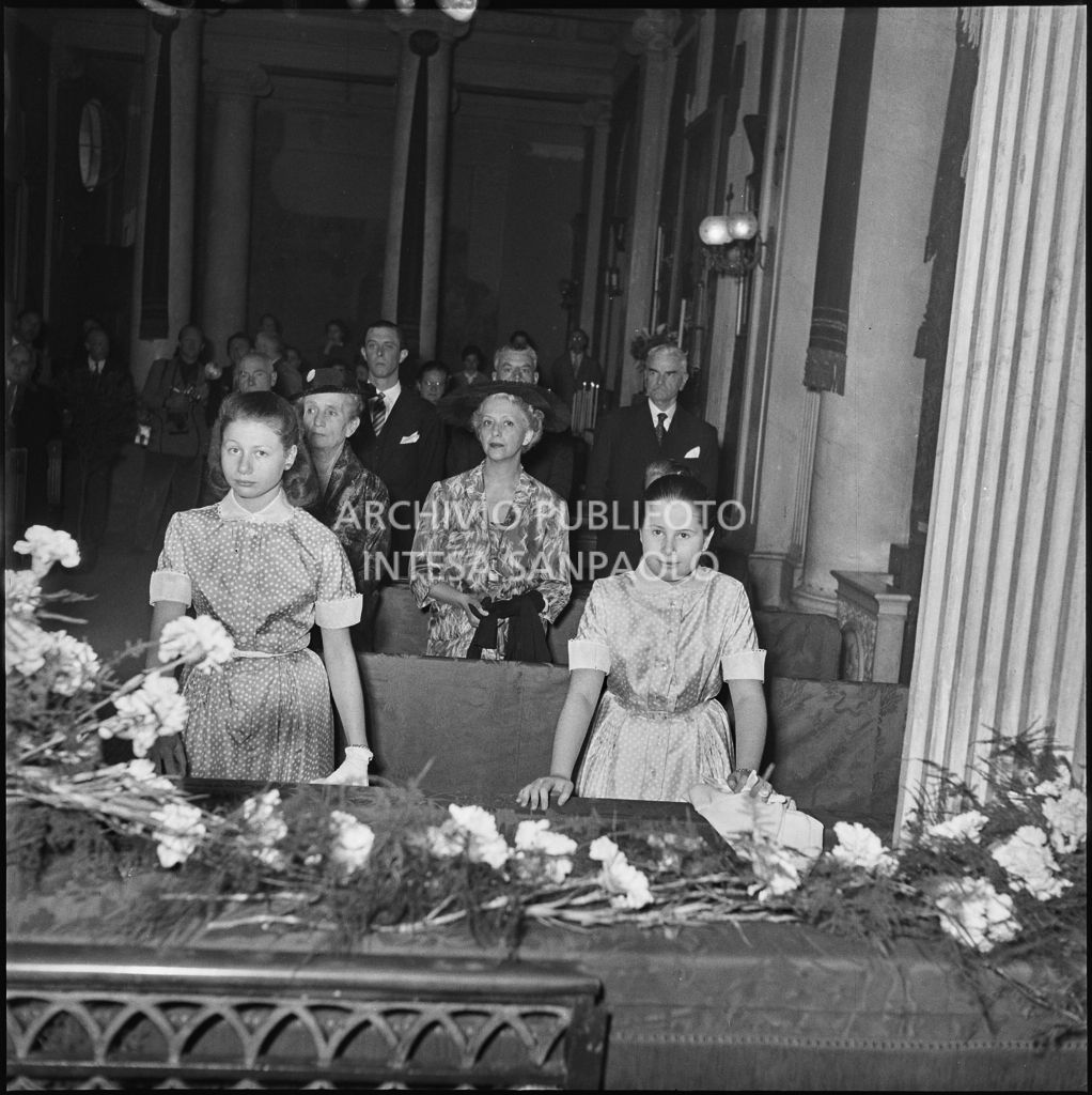 Alcuni invitati al matrimonio del dott. Trugenberger nella chiesa di San Gottardo in Corte a Milano<br>215762