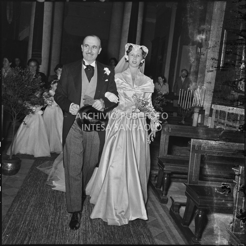 La sposa del dott. Trugenberger con il padre percorrono la navata centrale della chiesa di San Gottardo in Corte a Milano<br>215763