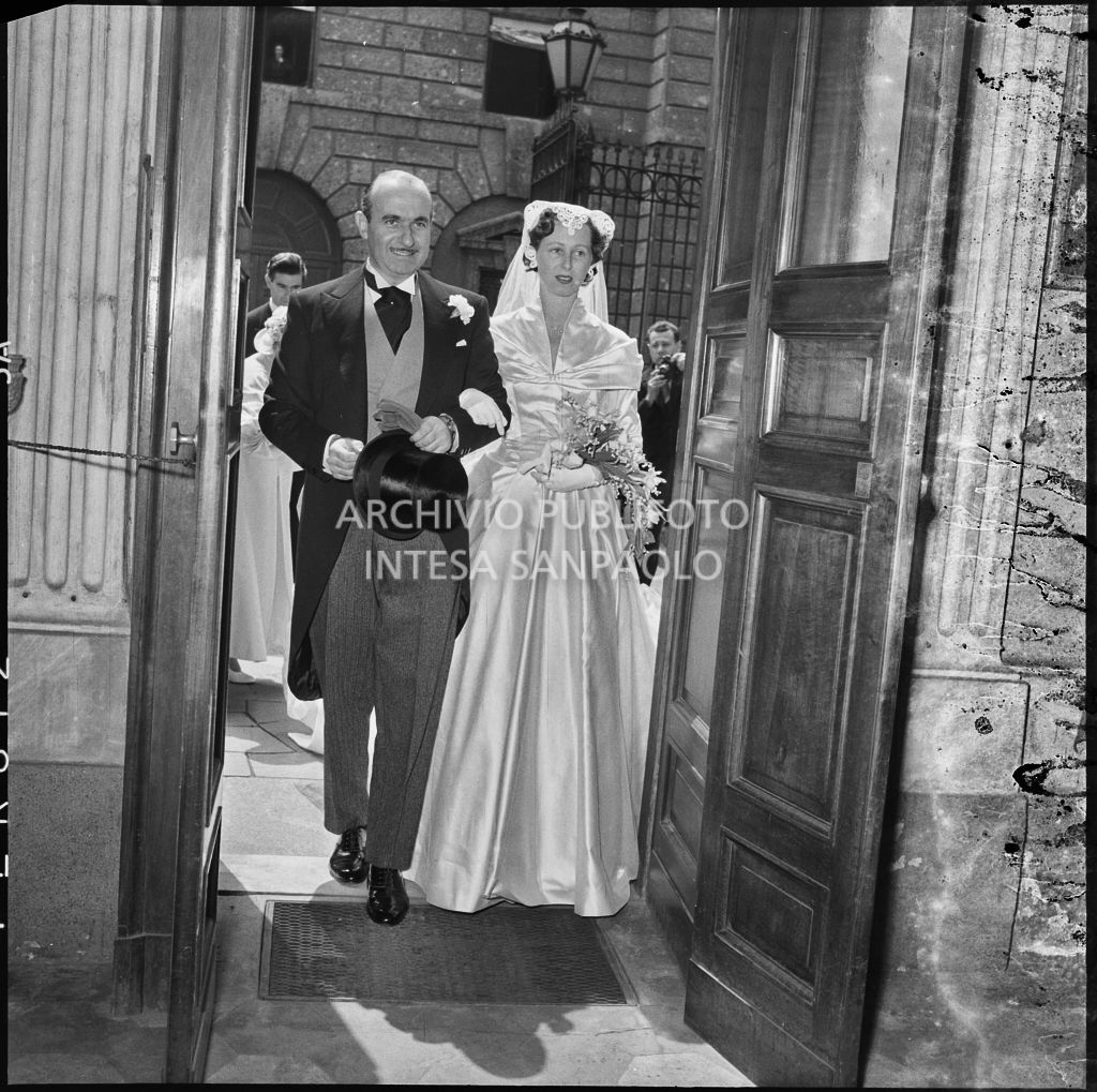 La sposa del dott. Trugenberger con il padre all'ingresso della chiesa di San Gottardo in Corte a Milano<br>215764