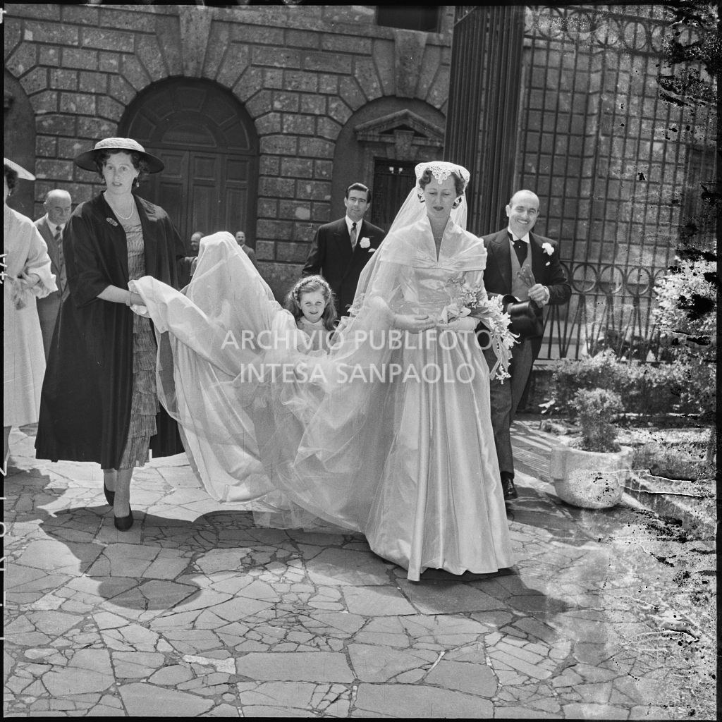 La sposa del dott. Trugenberger sul sagrato della chiesa di San Gottardo in Corte a Milano<br>215765