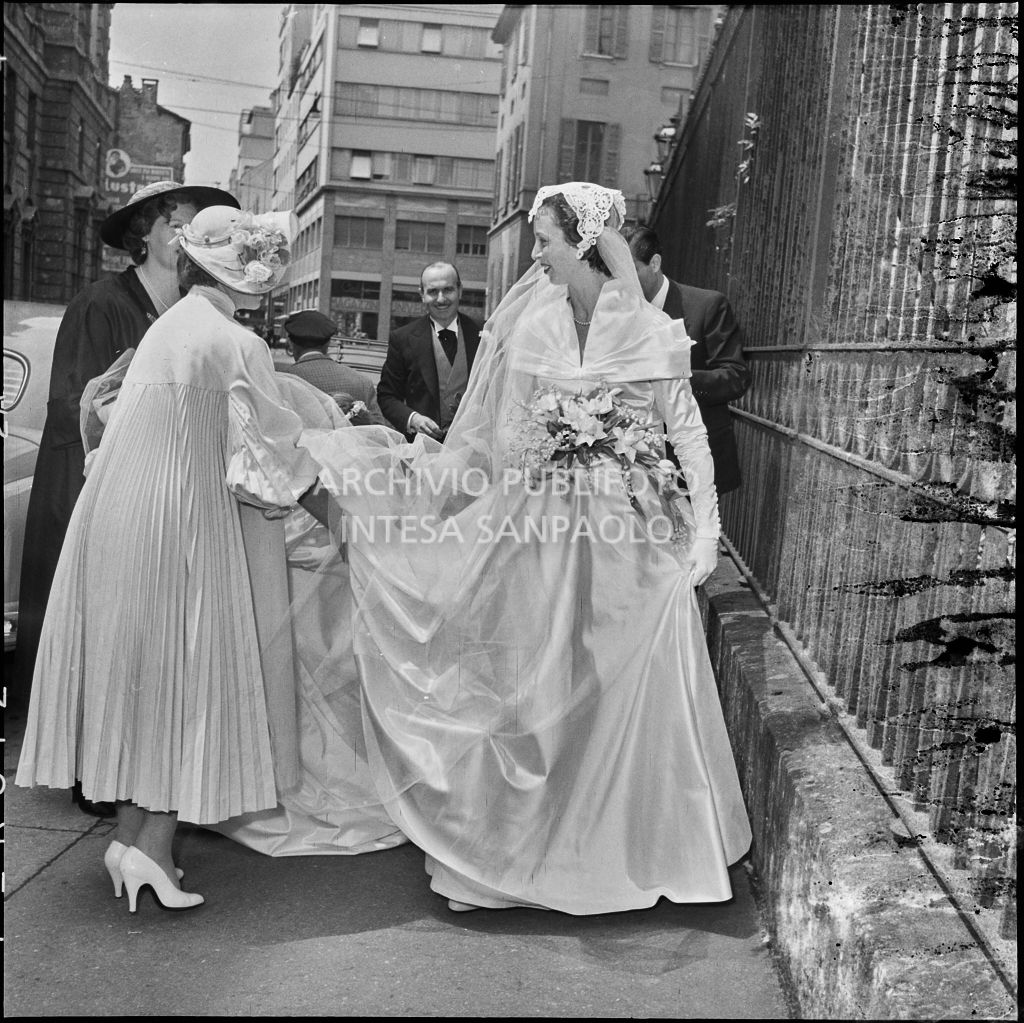 L'arrivo della sposa del dott. Trugenberger per la celebrazione del matrimonio nella chiesa di San Gottardo in Corte a Milano<br>215766