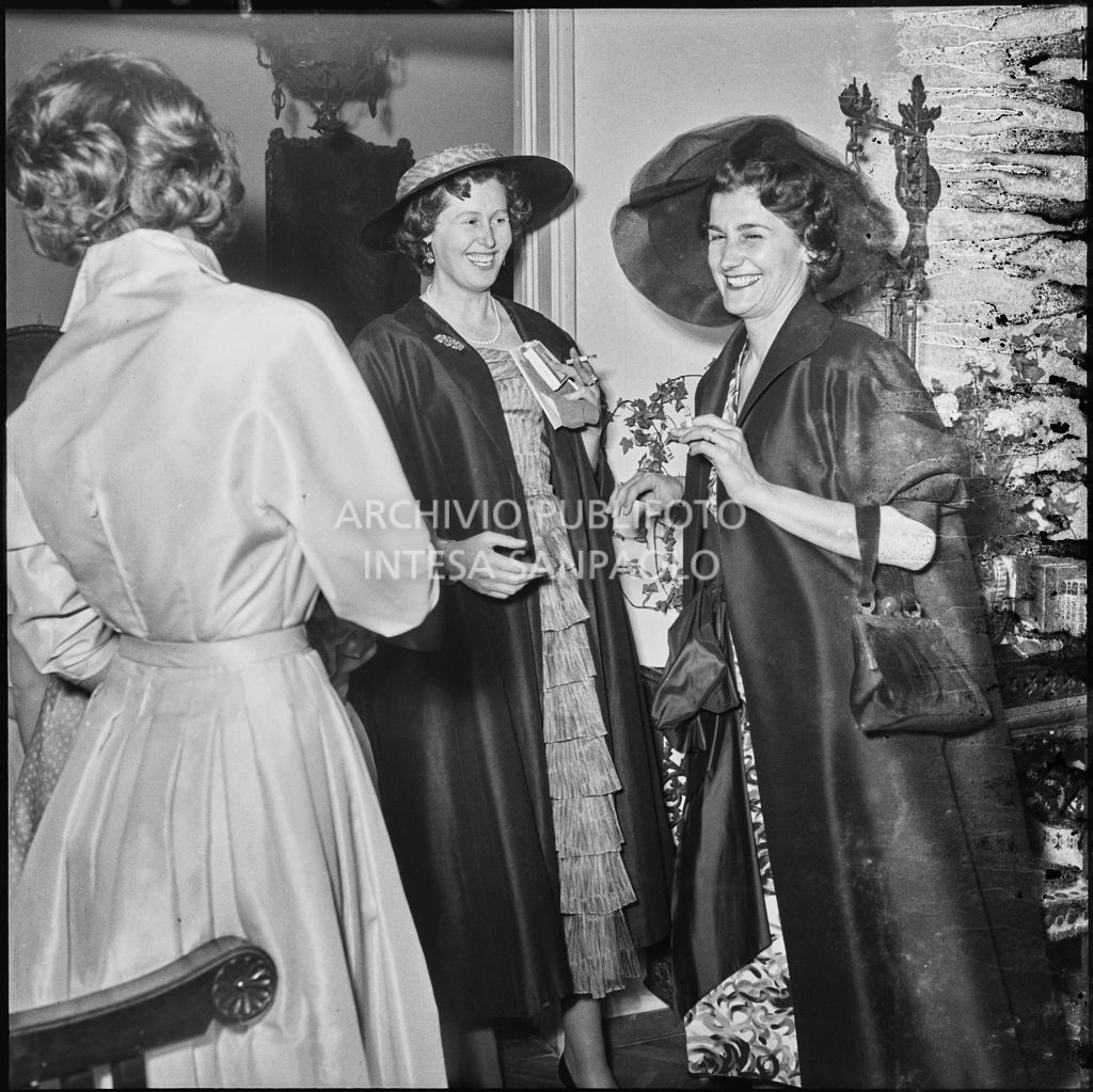 Alcune invitate al matrimonio del dott. Trugenberger riprese in un interno<br>215767