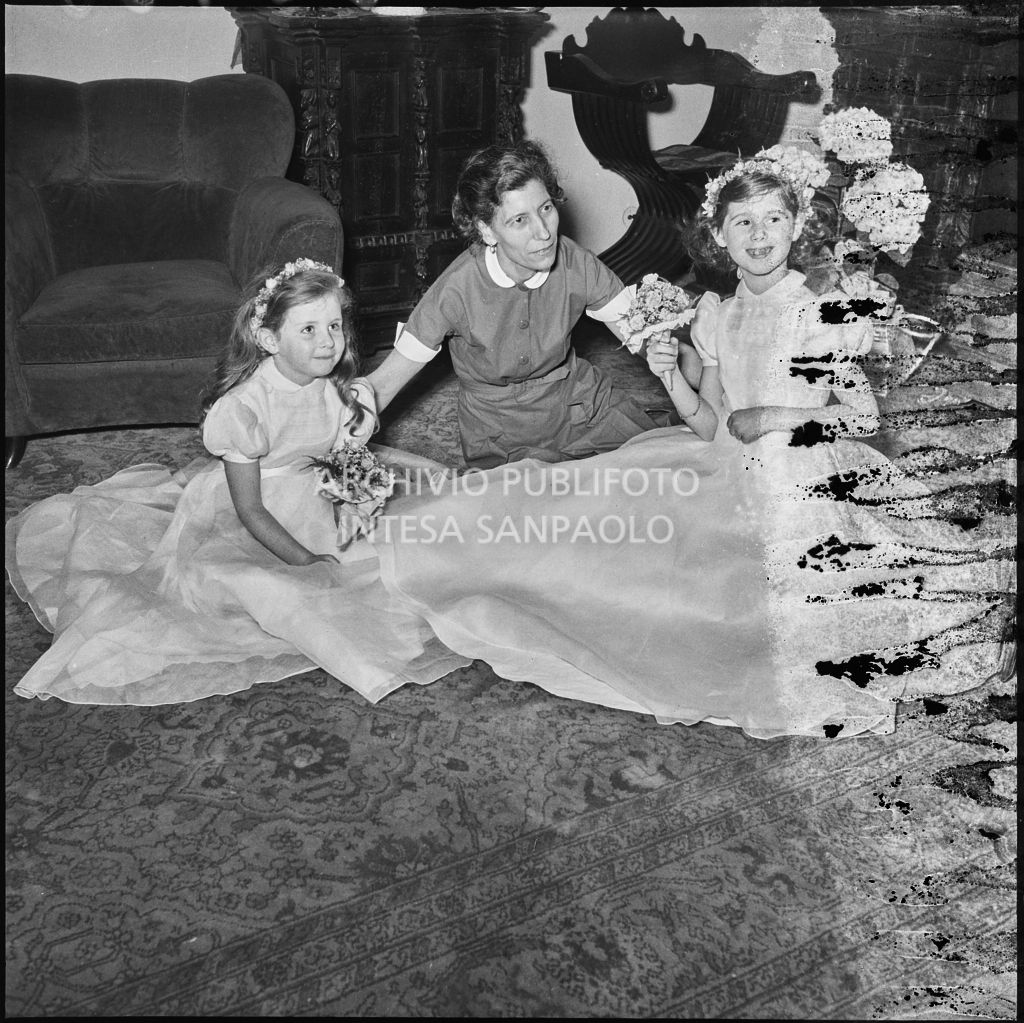 Le piccole damigelle del matrimonio del dott. Trugenberger riprese in un interno<br>215768