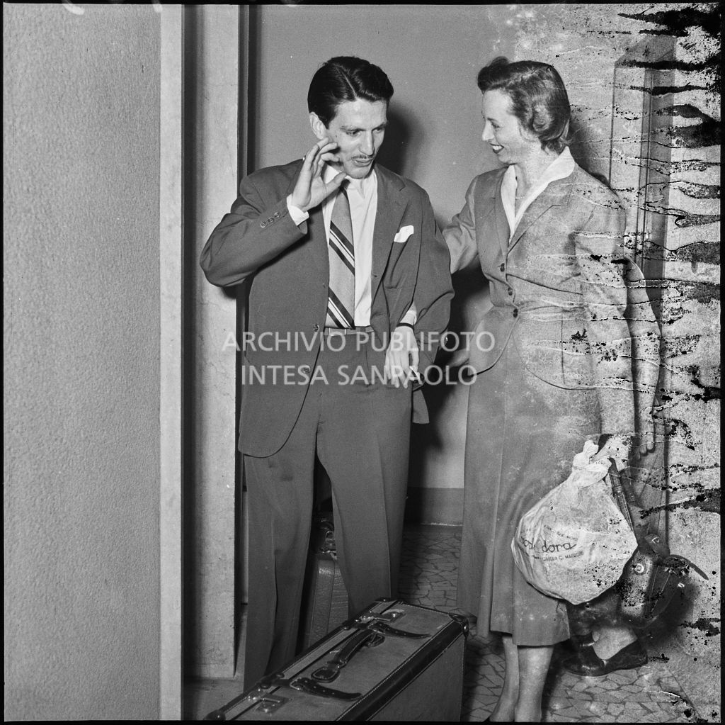 Il dott. Trugenberger e la moglie in partenza dopo le nozze ripresi in un interno<br>215769