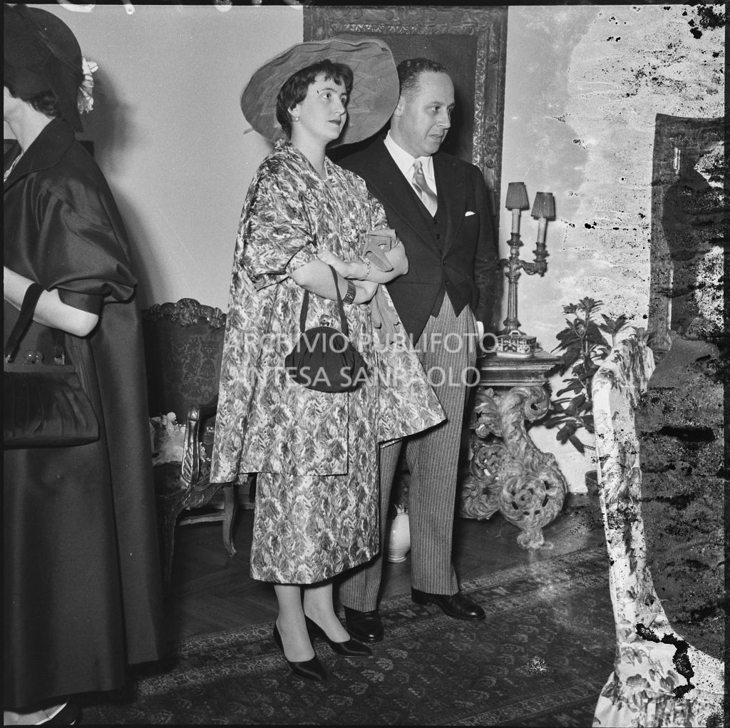 Alcuni invitati al matrimonio del dott. Trugenberger ripresi in un interno<br>215772