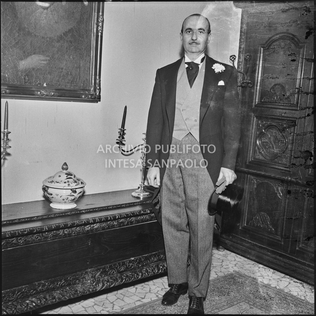 Il padre della sposa del dott. Trugenberger ripreso all'interno di un'abitazione<br>215773