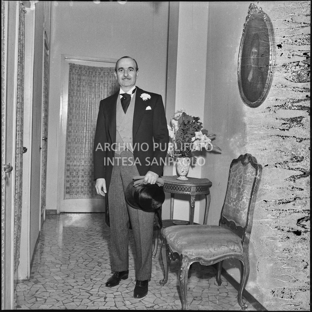 Il padre della sposa del dott. Trugenberger ripreso all'interno di un'abitazione<br>215774