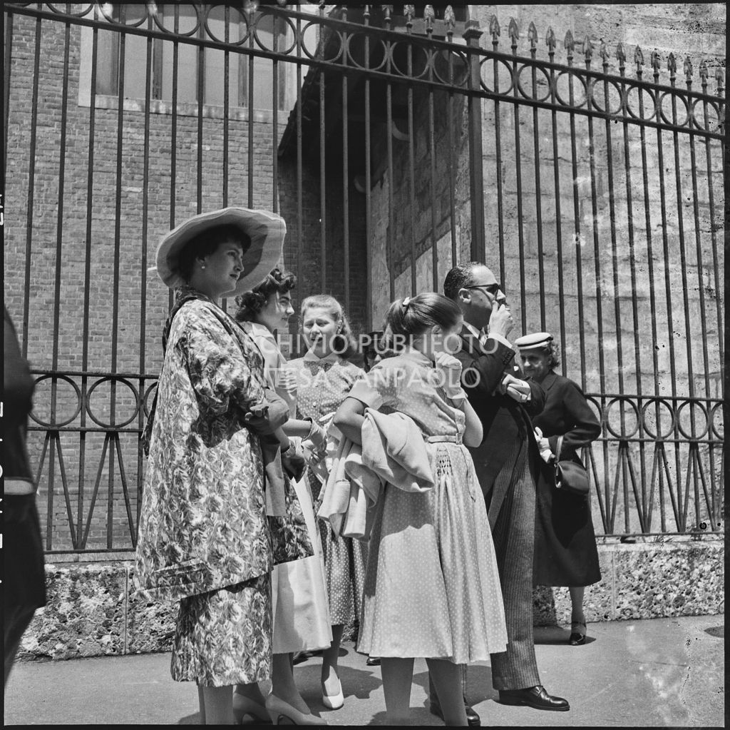 Alcuni invitati del matrimonio del dott. Trugenberger sul sagrato della chiesa di San Gottardo in Corte a Milano<br>215775
