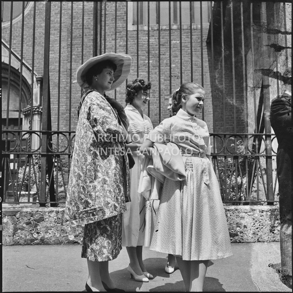Alcune invitate del matrimonio del dott. Trugenberger sul sagrato della chiesa di San Gottardo in Corte a Milano<br>215776