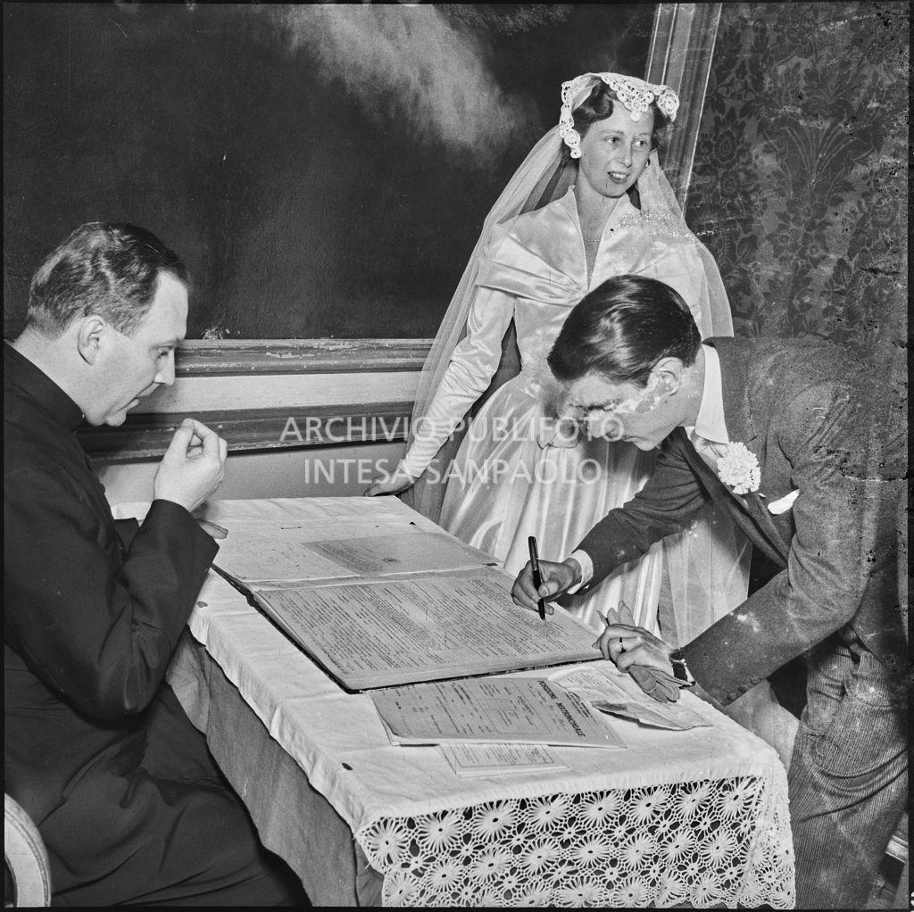 Il dott. Trugenberger firma il registro nuziale al termine della cerimonia svoltasi nella chiesa di San Gottardo in Corte a Milano<br>215778