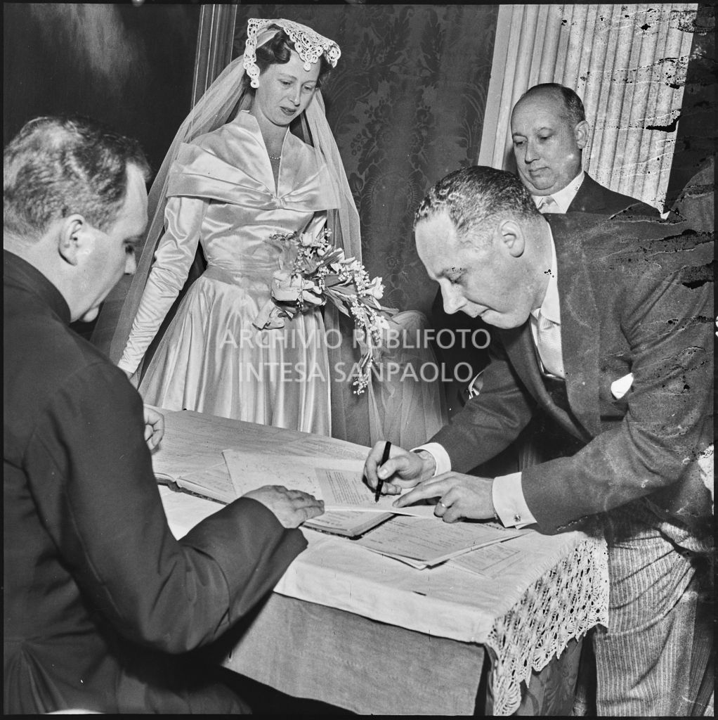 Il testimone del matrimonio del dott. Trugenberger firma il registro nuziale al termine della cerimonia svoltasi nella chiesa di San Gottardo in Corte a Milano<br>215779