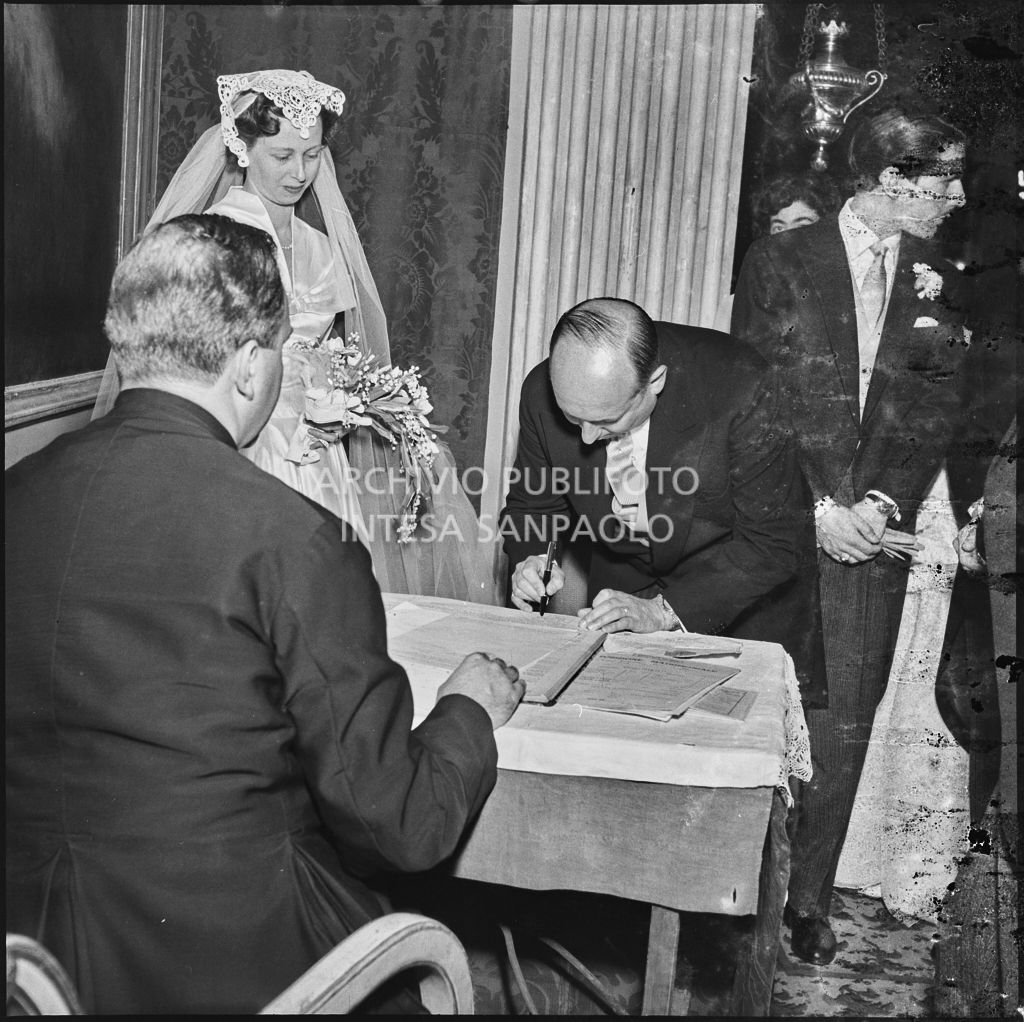 Il testimone del matrimonio del dott. Trugenberger firma il registro nuziale al termine della cerimonia svoltasi nella chiesa di San Gottardo in Corte a Milano<br>215780