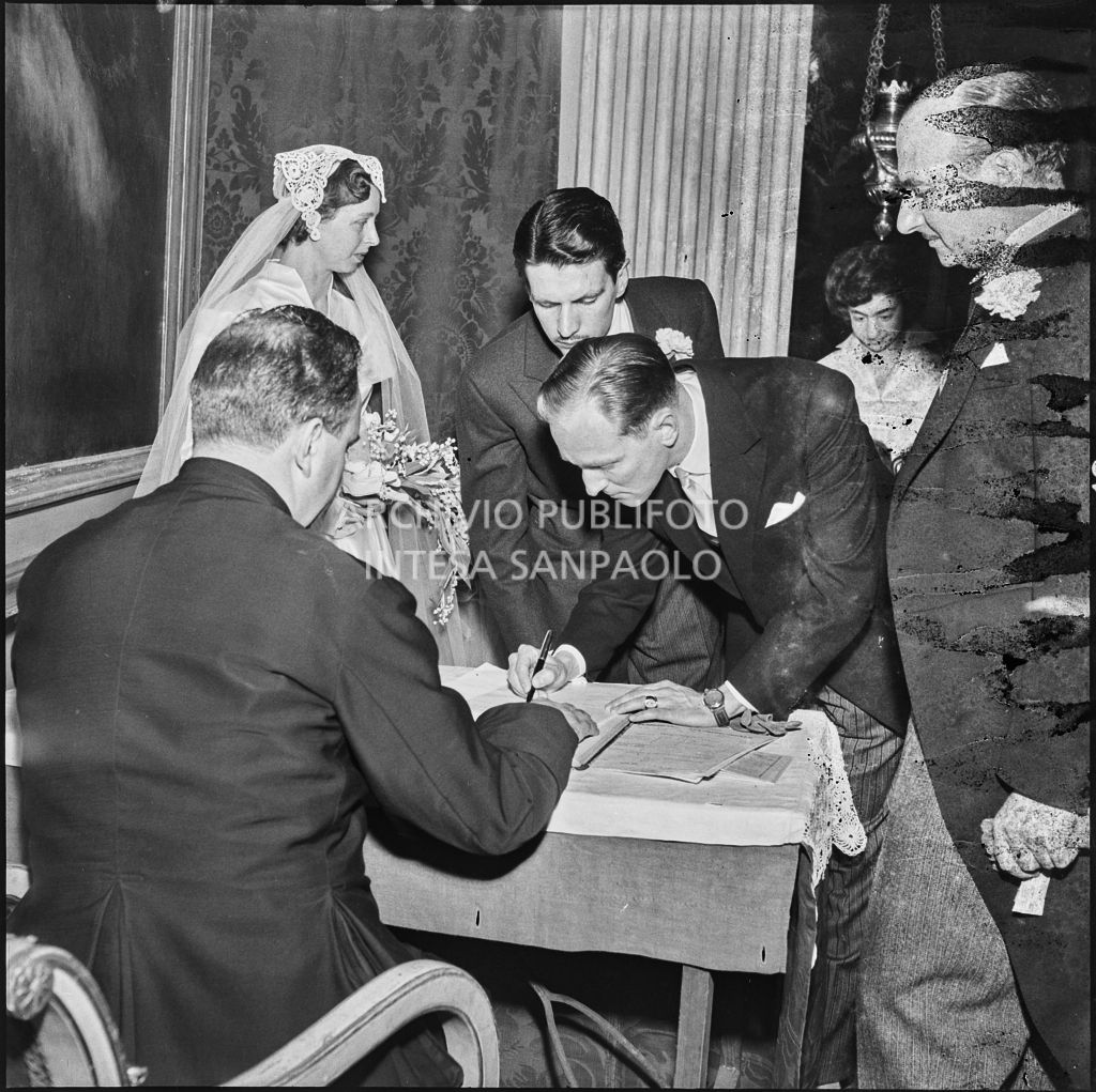 Il testimone del matrimonio del dott. Trugenberger firma il registro nuziale al termine della cerimonia svoltasi nella chiesa di San Gottardo in Corte a Milano<br>215781