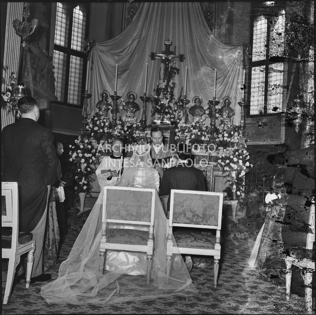 Vista sull'altare e sugli sposi durante la celebrazione del matrimonio del dott. Trugenberger nella chiesa di San Gottardo in Corte a Milano<br>215782