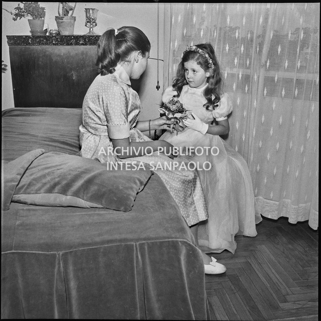 Una piccola damigella del matrimonio del dott. Trugenberger con un'altra bambina riprese all'interno di una abitazione<br>215787