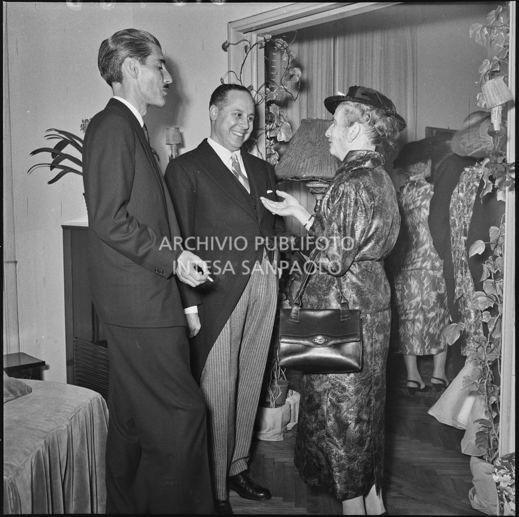 Alcuni invitati al matrimonio del dott. Trugenberger ripresi all'interno di un'abitazione<br>215788