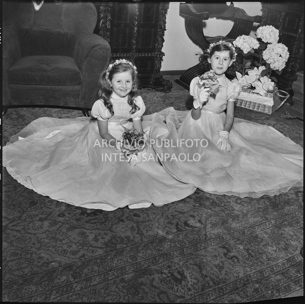 Le giovani damigelle del matrimonio del dott. Trugenberger riprese all'interno di un'abitazione<br>215789