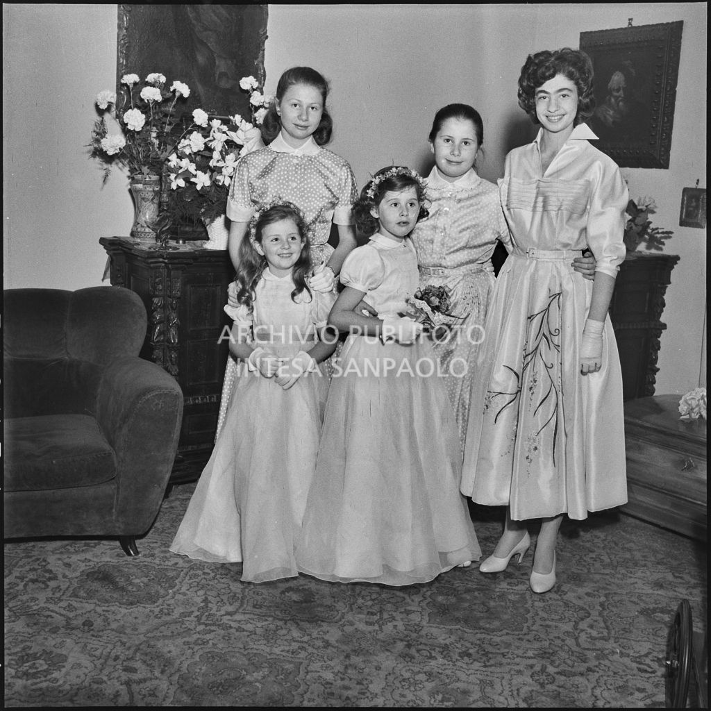 Le giovani damigelle del matrimonio del dott. Trugenberger con altre ragazze riprese all'interno di un'abitazione<br>215790