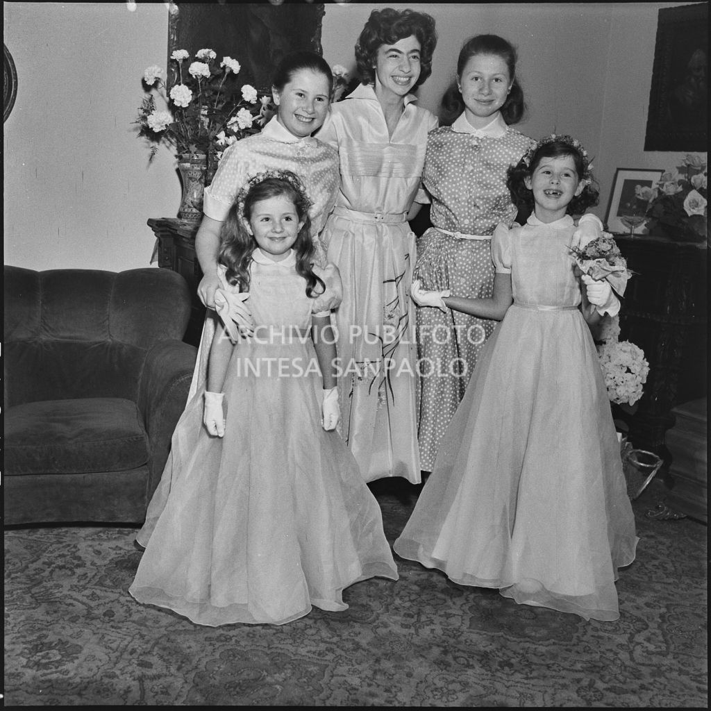 Le giovani damigelle del matrimonio del dott. Trugenberger con altre ragazze riprese all'interno di un'abitazione<br>215791