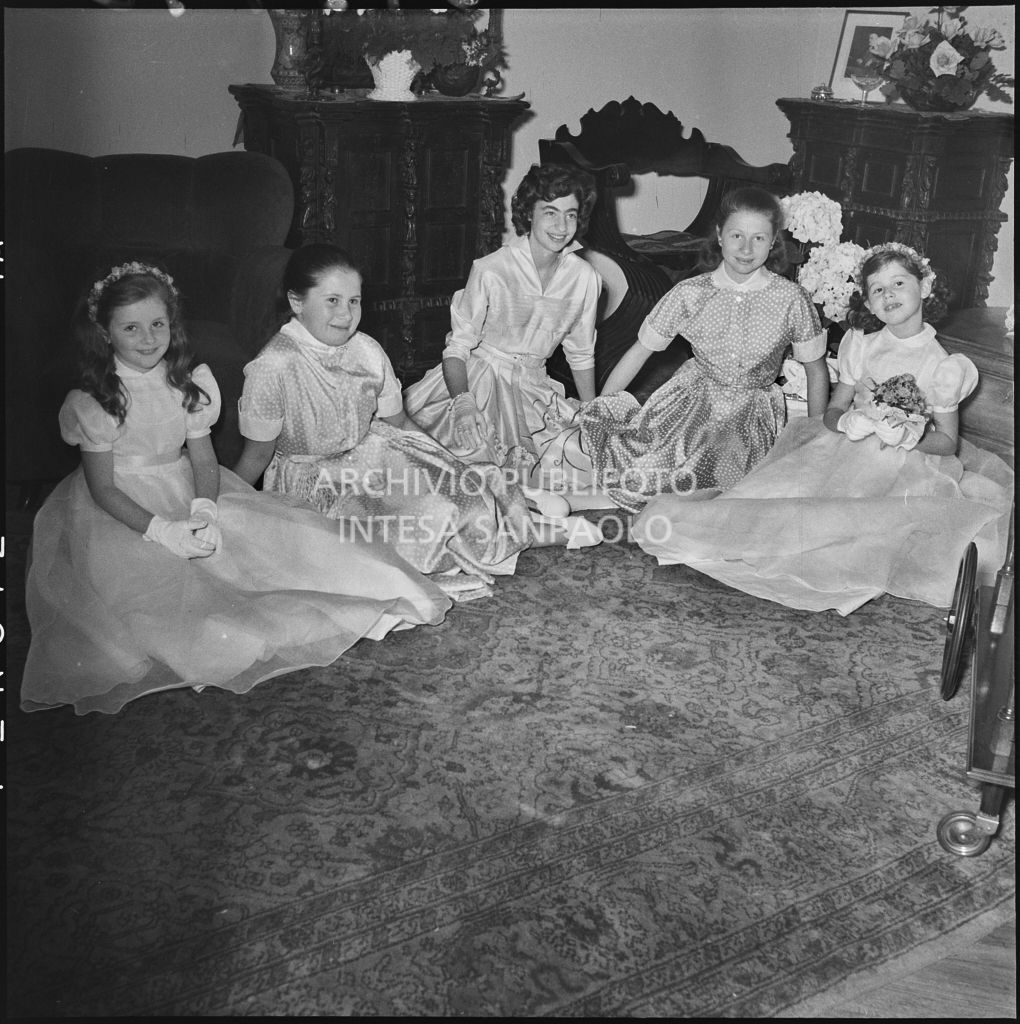 Le giovani damigelle del matrimonio del dott. Trugenberger con altre ragazze riprese all'interno di un'abitazione<br>215792