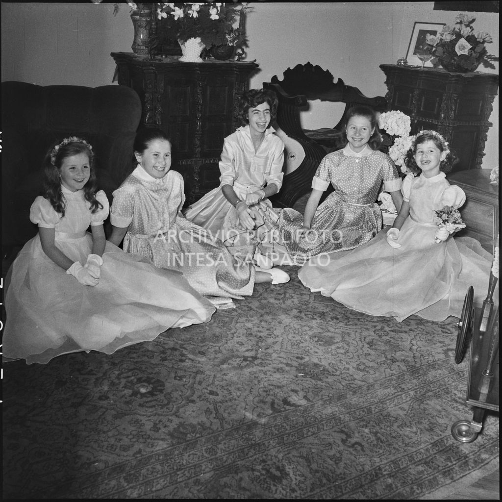 Le giovani damigelle del matrimonio del dott. Trugenberger con altre ragazze riprese all'interno di un'abitazione<br>215793